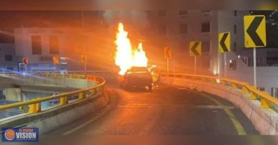 Auto arde en llamas sobre Distribuidor Vial Salida a Mil Cumbres