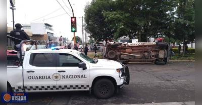 Impactan a camioneta de la GN y deja a cinco elementos lesionados