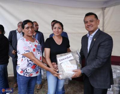 Entrega Gobierno estatal uniformes a kuarichas de autogobiernos