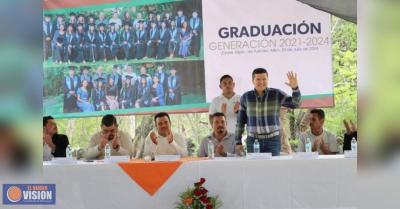 Vicente Gómez, diputado electo, asiste a graduación de alumnos Cecytem 03