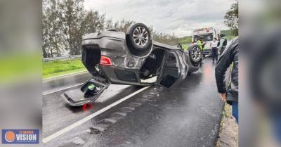 Alcaldesa de Coeneo , sufre volcadura en la Autopista de Occidente 