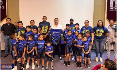 Alcalde León Balbanera entrega uniformes a la Escuela Municipal de Ciclismo infantil 