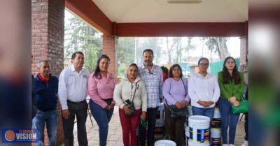 Julio Arreola, Presidente de Pátzcuaro, entrega material a escuelas