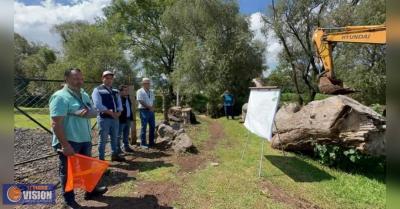 Julio Arreola, Presidente de Pátzcuaro, pone en marcha desazolve que mejora al Lago