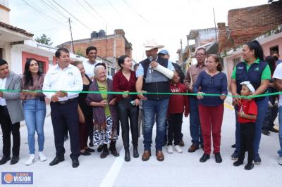 En dos colonias de Pátzcuaro, el alcalde, Julio Arreola Vázquez, entrega construcción de calles