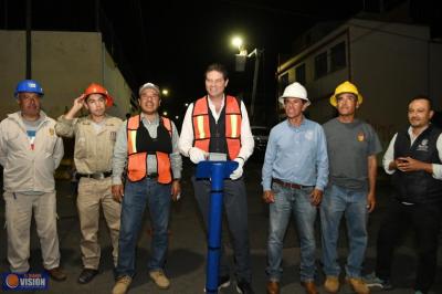 Alfonso Martínez instala luminarias en la colonia Independencia