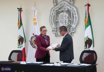 Yarabí Ávila entrega el Segundo Informe de Actividades al Consejo Universitario