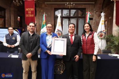 Yarabí Ávila entrega constancia de reacreditación de Licenciatura en Lengua y Literaturas Hispánicas