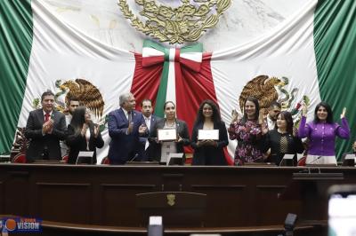 Yareni Pérez Vega y Jannet Hernández Vega reciben Condecoración “La Mujer Michoacana 2025”