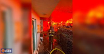 Atiende PC Estatal incendio en fábrica de reciclaje en Morelia 