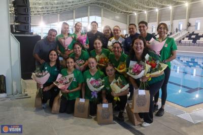 Yarabí Ávila recibe a la Selección Nacional de Natación Artística; ¡Que bonita Alberca!, señalan
