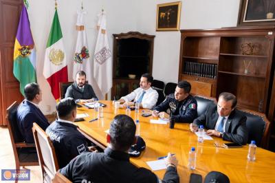 Policías mantienen operativo en el centro histórico para evitar instalación de comercio informal