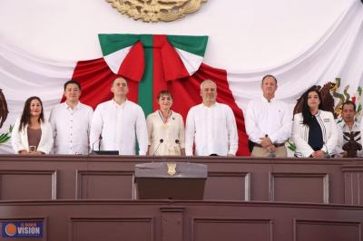 El Congreso entrega Condecoracion "Constitución de 1814" al Colegio de Abogadas de Michoacán